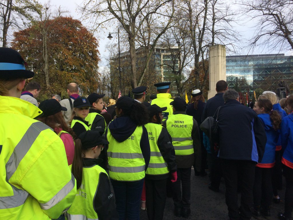 TVP_MiniPolice's tweet photo. @TVP_Reading Mini police teaming up with the police cadets for the town's Remembrance Sunday parade. #LestWeForget https://t.co/axJaIWCJct
