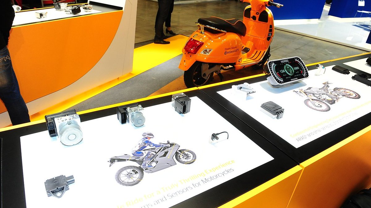 ContinentalCVAM's tweet photo. #EICMA2017 è giunta al termine: grazie a tutti coloro che sono venuti a trovarci, animando il nostro stand e condividendo con noi la passione per le due ruote! 👍🚲 https://t.co/sNudeZpjVC