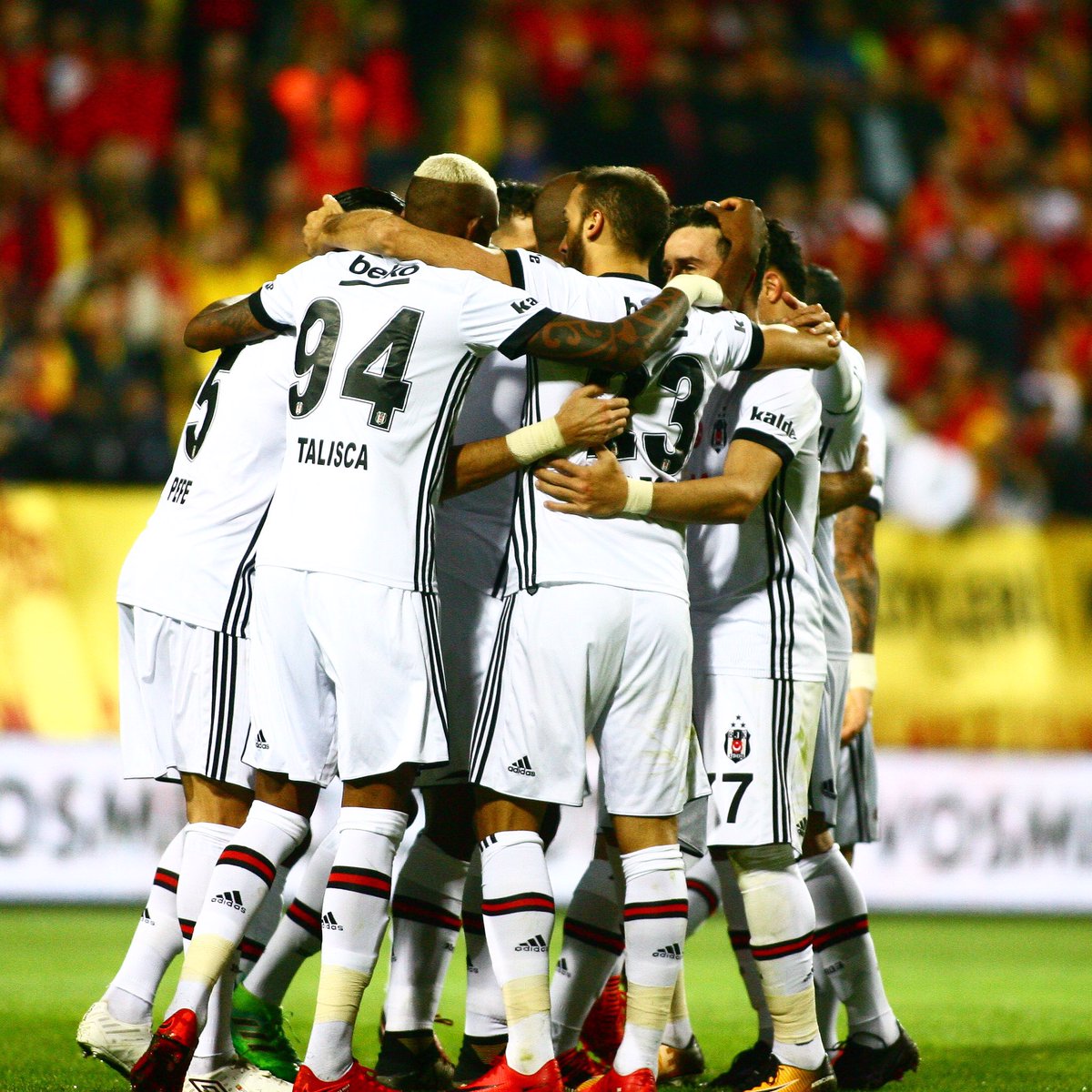 Besiktas's tweet photo. Bizi birbirimize kenetleyen değerlerimiz var. #Beşiktaş ⚡️💪 https://t.co/NhJXIjKfDw