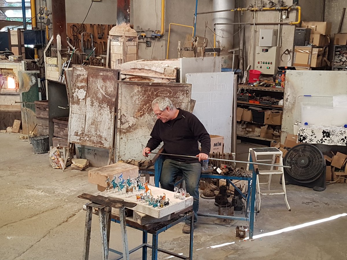 Visita a taller de artesanía de vidrio, ayer en el <a href="/PobleEspanyol/">Poble Espanyol</a>  de Barcelona
