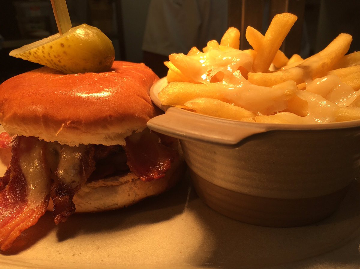 The_Gantry's tweet photo. Happy Monday folks!!! We're giving out a #freepint or glass of vino with any of our #burgers &amp; fries or salad...#weekdaydining #Brockley #thegantry #burgernight #freebeer ! https://t.co/PL56UCmWFR