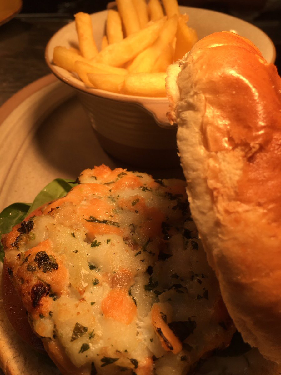 The_Gantry's tweet photo. Happy Monday folks!!! We're giving out a #freepint or glass of vino with any of our #burgers &amp; fries or salad...#weekdaydining #Brockley #thegantry #burgernight #freebeer ! https://t.co/PL56UCmWFR