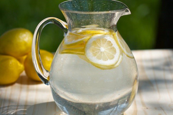 Adding some lemon to your water doesn’t just improve the taste! - Here are some benefits of drinking lemon water - organicfacts.net/lemon-water.ht…