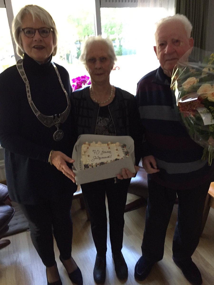 RitaNoordzij's tweet photo. Een platina huwelijk in @GemZaanstad 70 jaar getrouwd. Bijzonder moment. https://t.co/lN6iOQHHdI