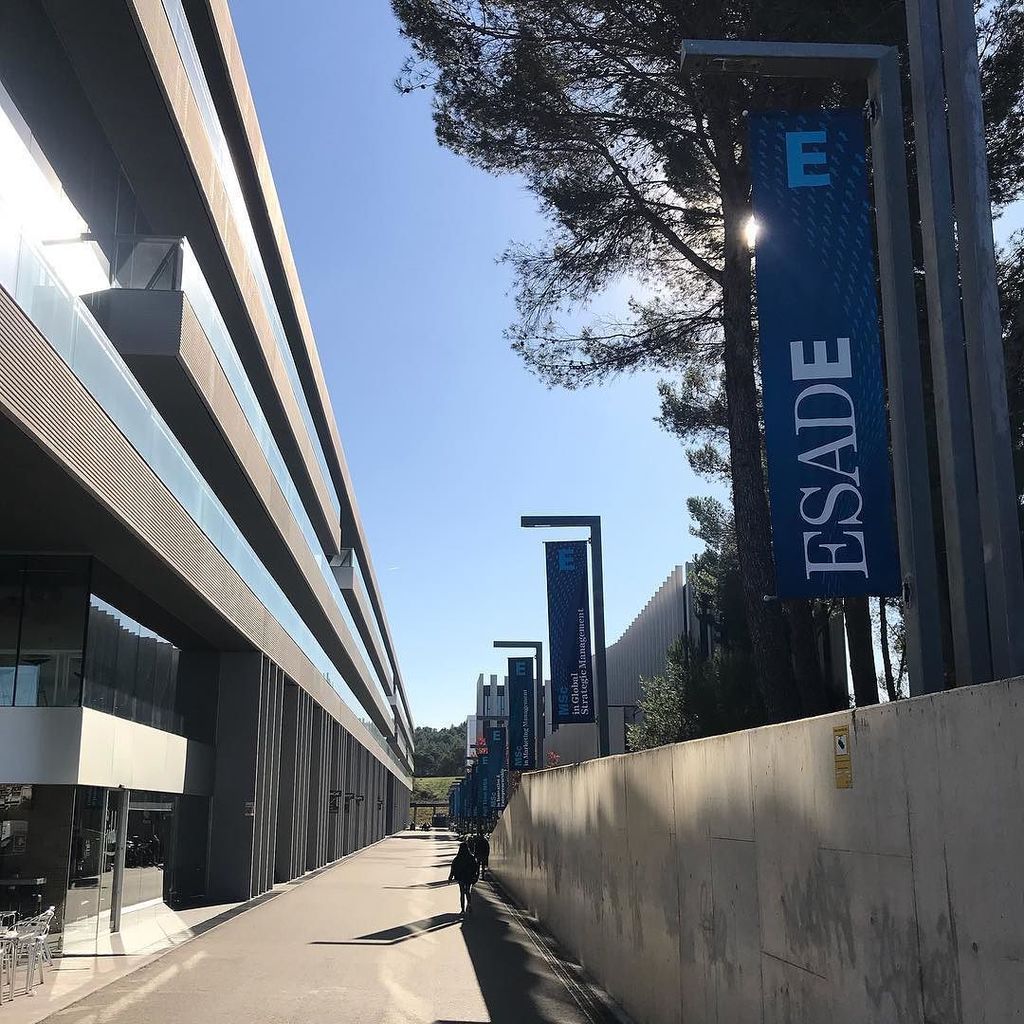 lincoln_coutts's tweet photo. A sunny day on campus #nofilter #ESADE #esadebusinessschool #wintersun #almosttimetoteach #MBAlearning https://t.co/BMtPP7qj2q https://t.co/tDSmgoVr3C