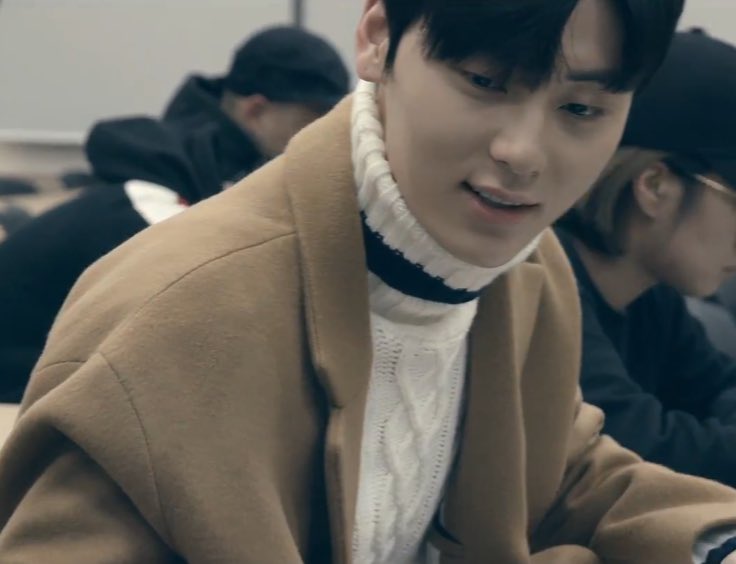 chicguanlin's tweet photo. Minhyun can be mistaken as Senior Jung from Cheese in the Trap. Oh god ymc &amp; pledis can u let him try acting in dramas 😍😍 https://t.co/ks3bKdfDT4