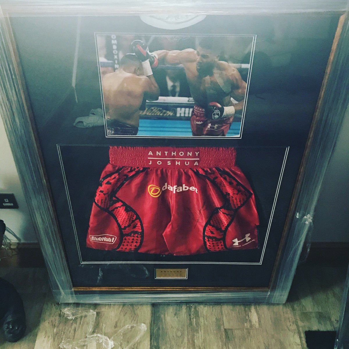 leannerich48's tweet photo. @RealJoeCalzaghe amazing night had by all on Saturday thank u .. came home with some amazing pieces didn’t we @melcrocker @anthonyfjoshua 👊🏻 https://t.co/z2cCmUD5xo