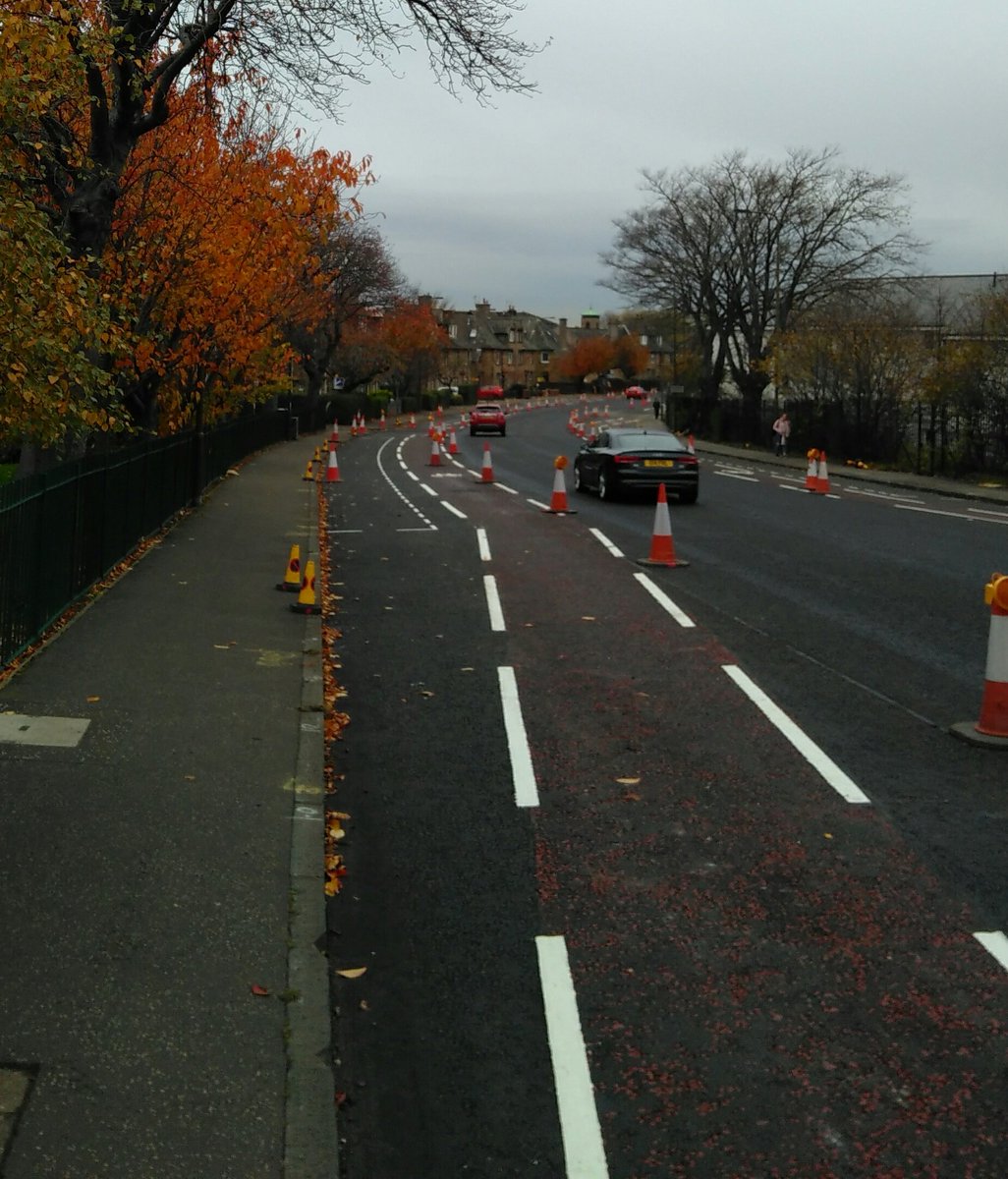 MarkusHiemann's tweet photo. 1/2 Yet another #designfail for #Edinburgh #cyclinginfrastructure. If this is what extra funding gets us we're screwed. https://t.co/8XNeziZQjN