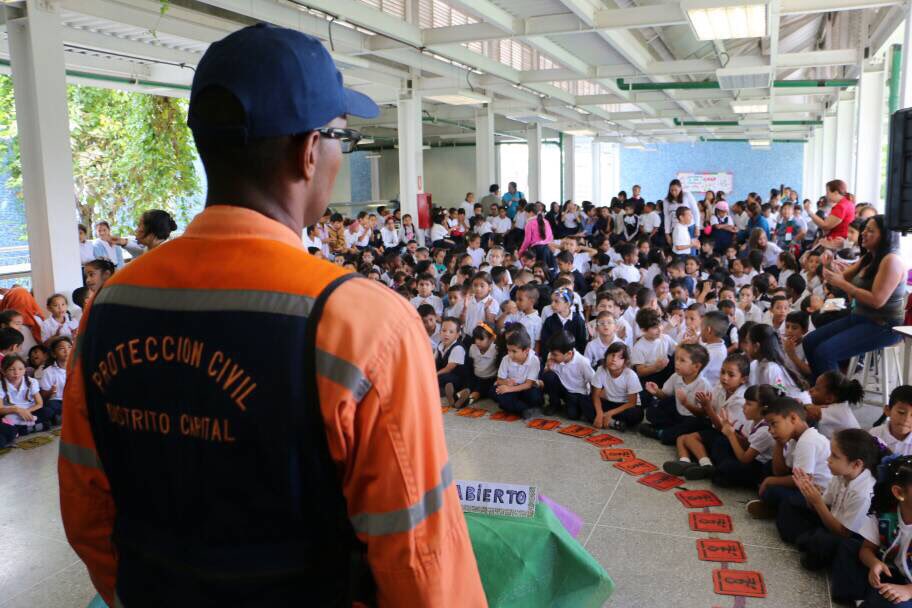 Felicitaciones a los hombres y mujeres de nuestra valerosa <a href="/PCivil_Ve/">Protección Civil</a> en su día. La prevención también es cultura. #VenezuelaVenceElCerco