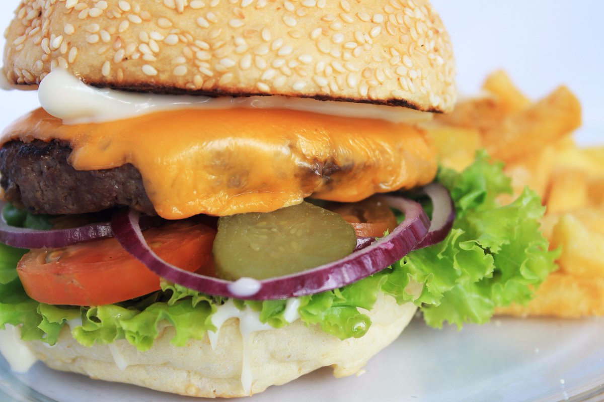 Calling all burger lover!
Let’s try our burger with prime angus beef patties and cheese at #Paradisus Restaurant.