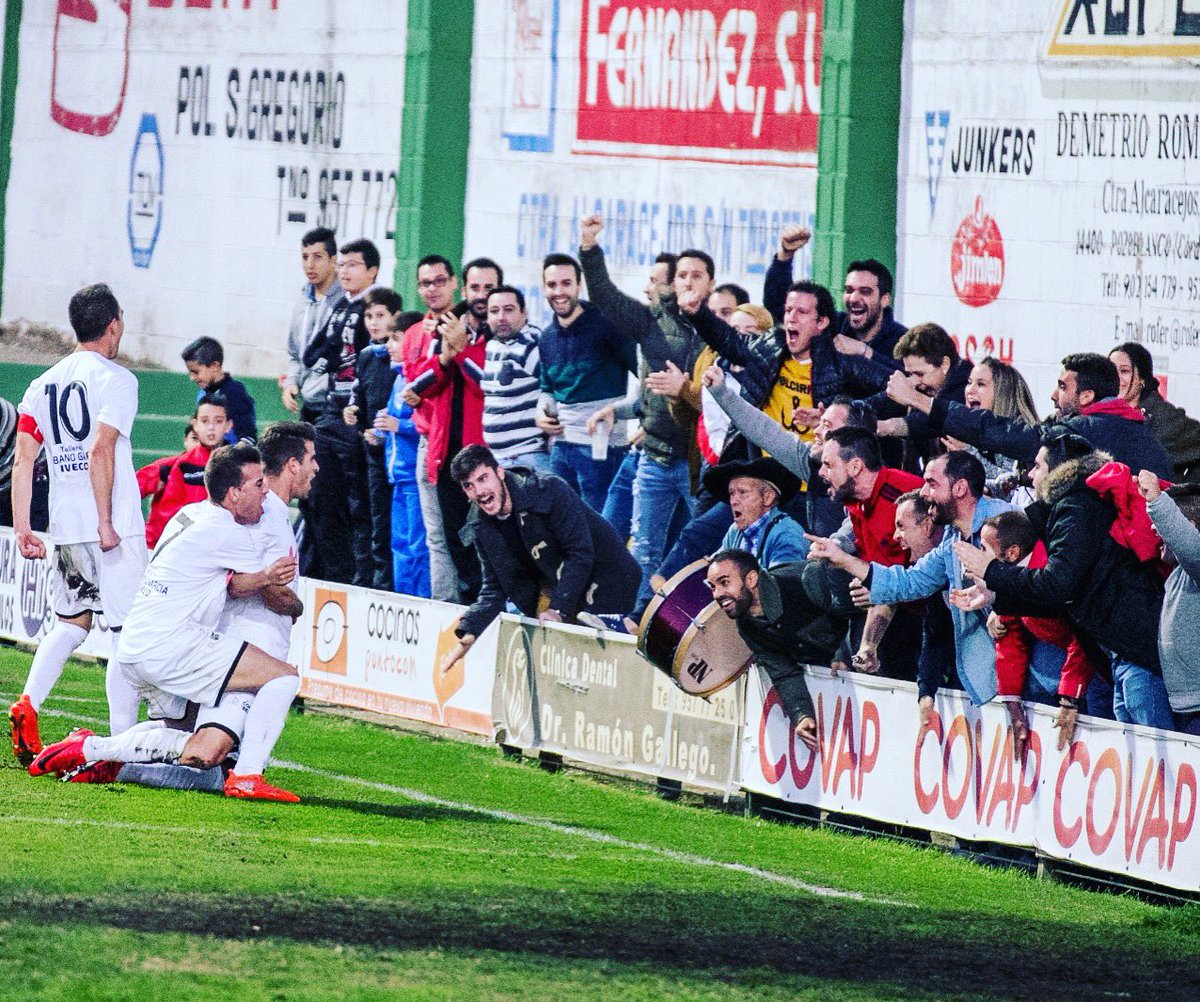 La química que genera la épica. Gracias <a href="/Peter_Font/">Peter Font 90's</a> por esta maravillosa instantánea que refleja claramente lo que se vivió ayer en el Municipal de Pozoblanco. #orgullotarugo