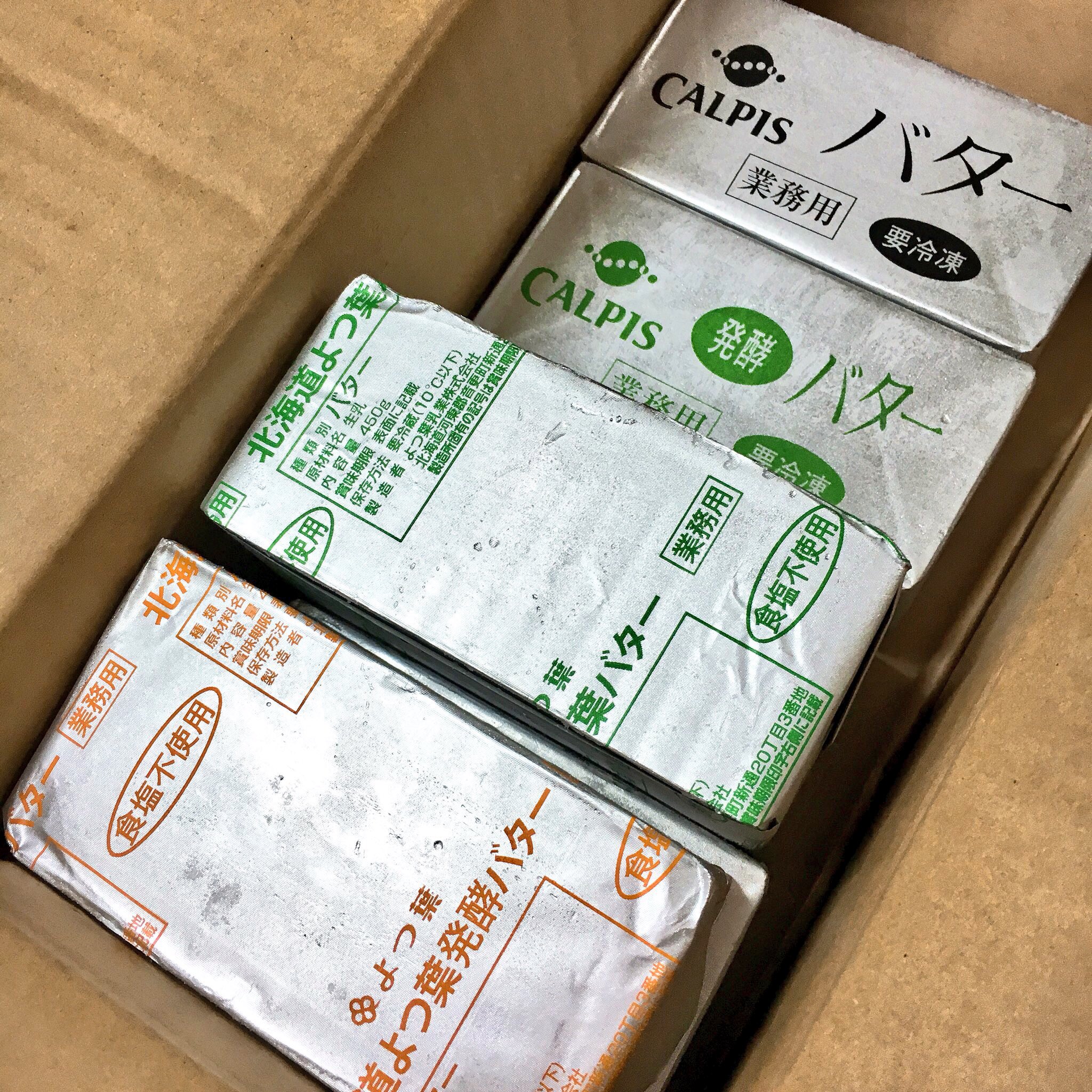 ˏˋ Butter Fed ˎˊ バター届いた 自宅用は雪印のバター しかたべたことがない人生だったからよつ葉とカルピスバター 無塩と無塩発酵で食べ比べてみよ これで生スフレチーズケーキやパン焼くのたのしみ カルピスバター 発酵バター コッタ
