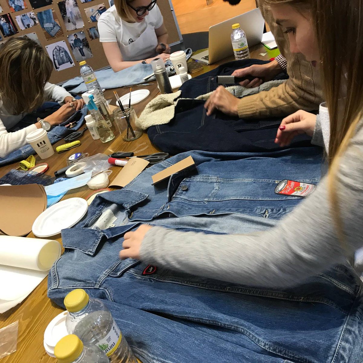 Customizar prendas es cosa de #genteconstyle y os estamos enseñando junto a @itsleblonde y <a href="/PepeJeans_es/">Pepe Jeans London</a> en un divertido taller #denim