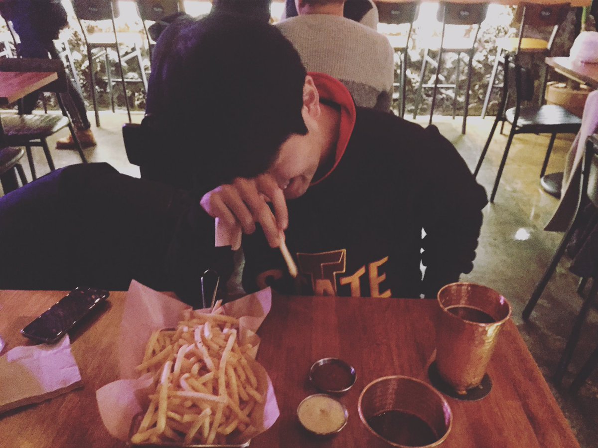 basshlin's tweet photo. 커플로 오면 좋을 감튀 맛집에서 쇼굥이와 감튀감튀
.
.
#홀린 #hlin #베이스 #어멈 #연남동 #서퍼더퍼 #SurferDuffer #감자튀김 #감튀 #감튀감튀 #몬스터식스 #MonsterSIX #석영이 #쇼굥이 #파워 #에쎈에써 #SNSer https://t.co/LUBGaPu2nu