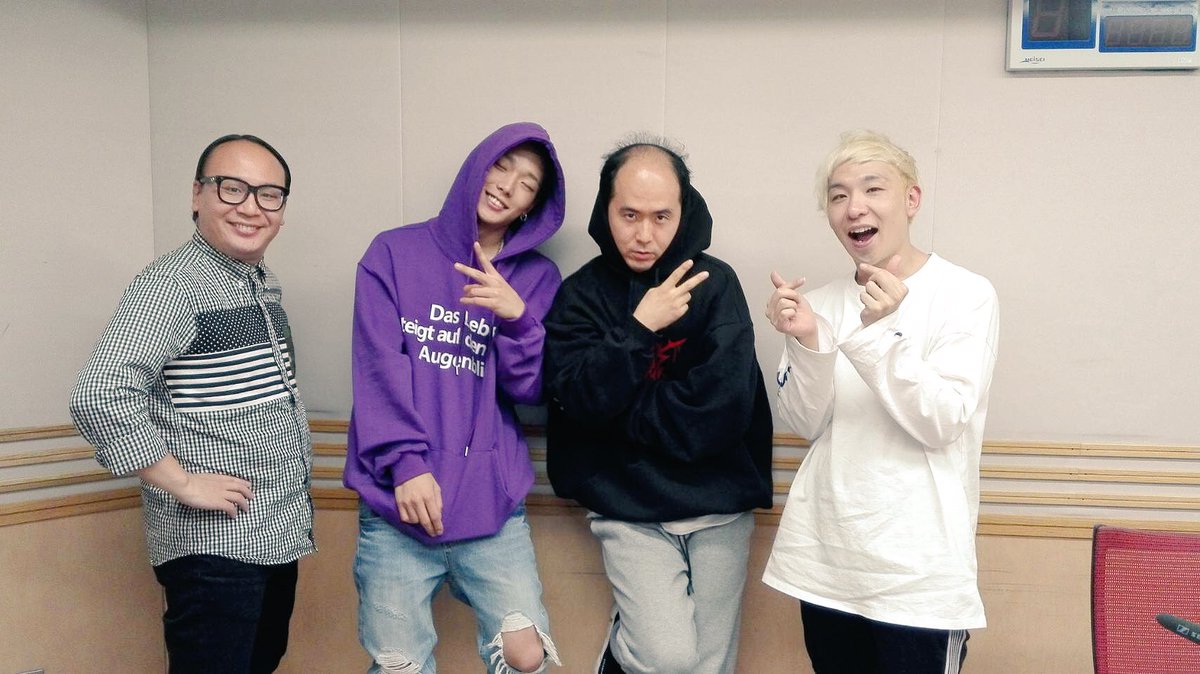 tejujuju's tweet photo. 【情報解禁】
11月20
日にトレンディエンジェルさんのPePePeラジオにiKONバビちゃんが来てくれて僕も通訳として出せてもらいました！みんな聞いて下さい！
全然通訳いらないぐらい日本語うまかったです！
いや、斎藤さんとバビが写真撮ってる時のたかしさんの顔！

#PePePeラジオ https://t.co/qv8parcqDn
