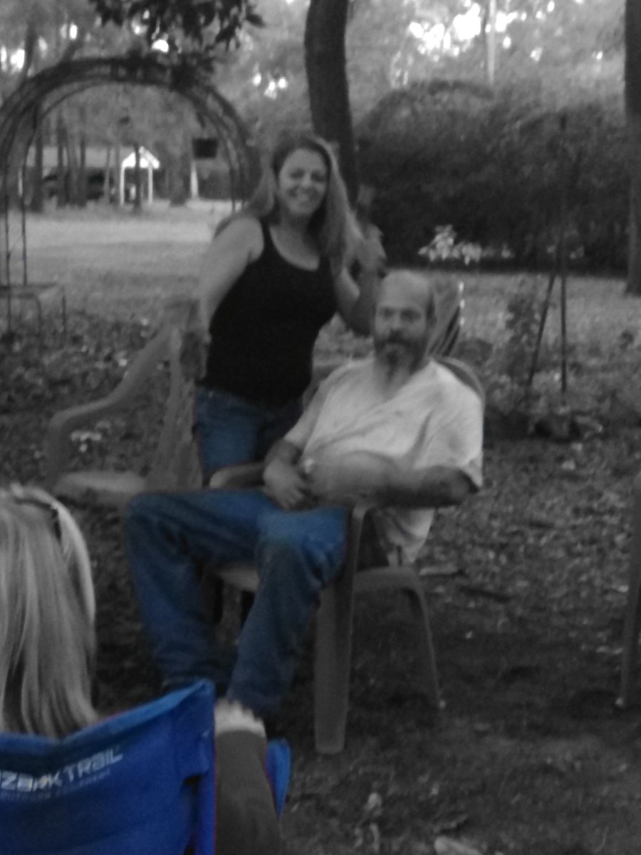 JessicaString20's tweet image. My bf Heather Marie turned 42 on veterans day this past Saturday. We had a 🍤 boil and a bon 🔥!!! Great time.