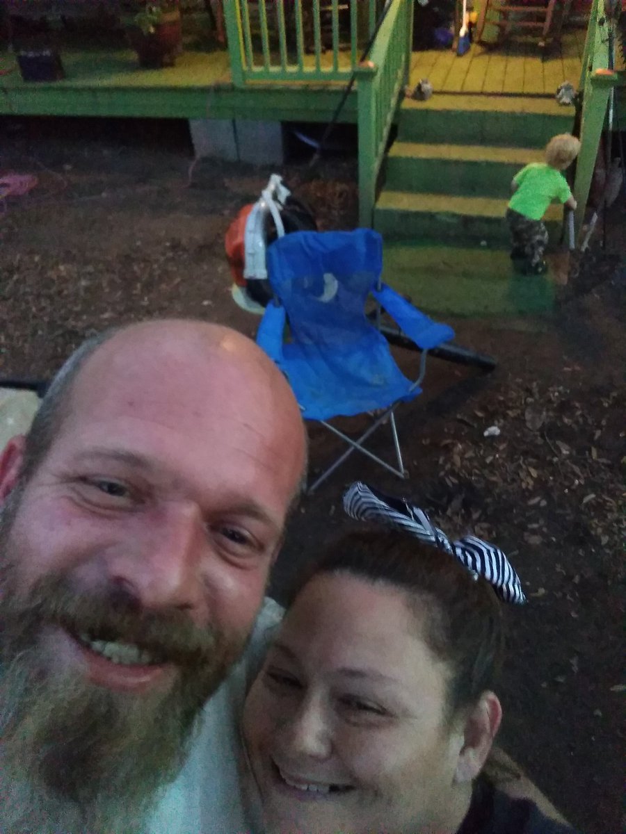 JessicaString20's tweet image. My bf Heather Marie turned 42 on veterans day this past Saturday. We had a 🍤 boil and a bon 🔥!!! Great time.