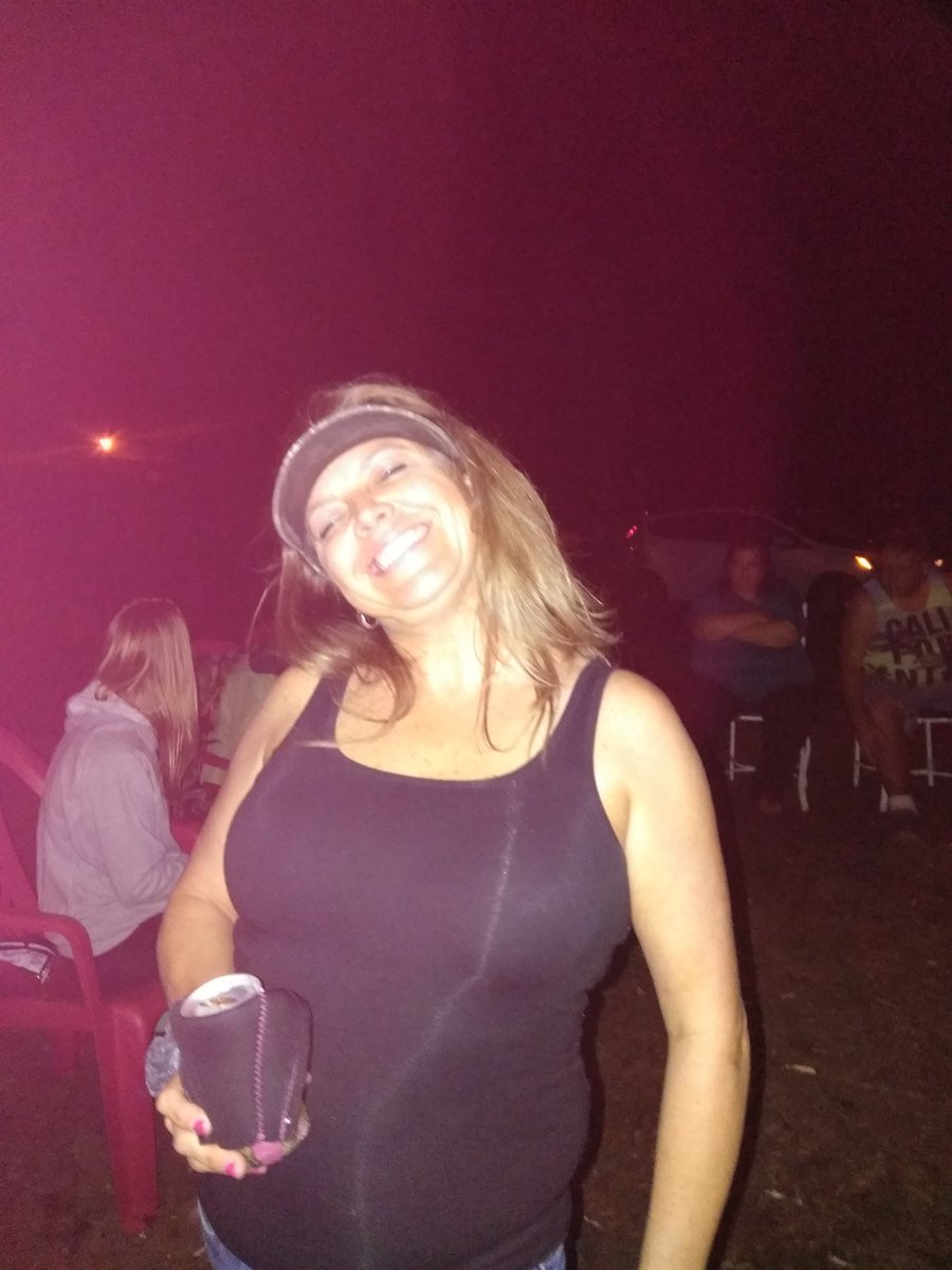 JessicaString20's tweet image. My bf Heather Marie turned 42 on veterans day this past Saturday. We had a 🍤 boil and a bon 🔥!!! Great time.