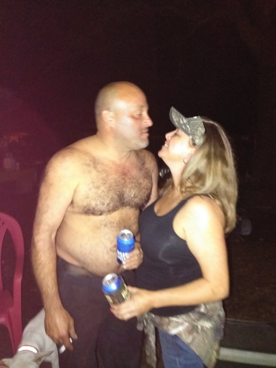 JessicaString20's tweet image. My bf Heather Marie turned 42 on veterans day this past Saturday. We had a 🍤 boil and a bon 🔥!!! Great time.