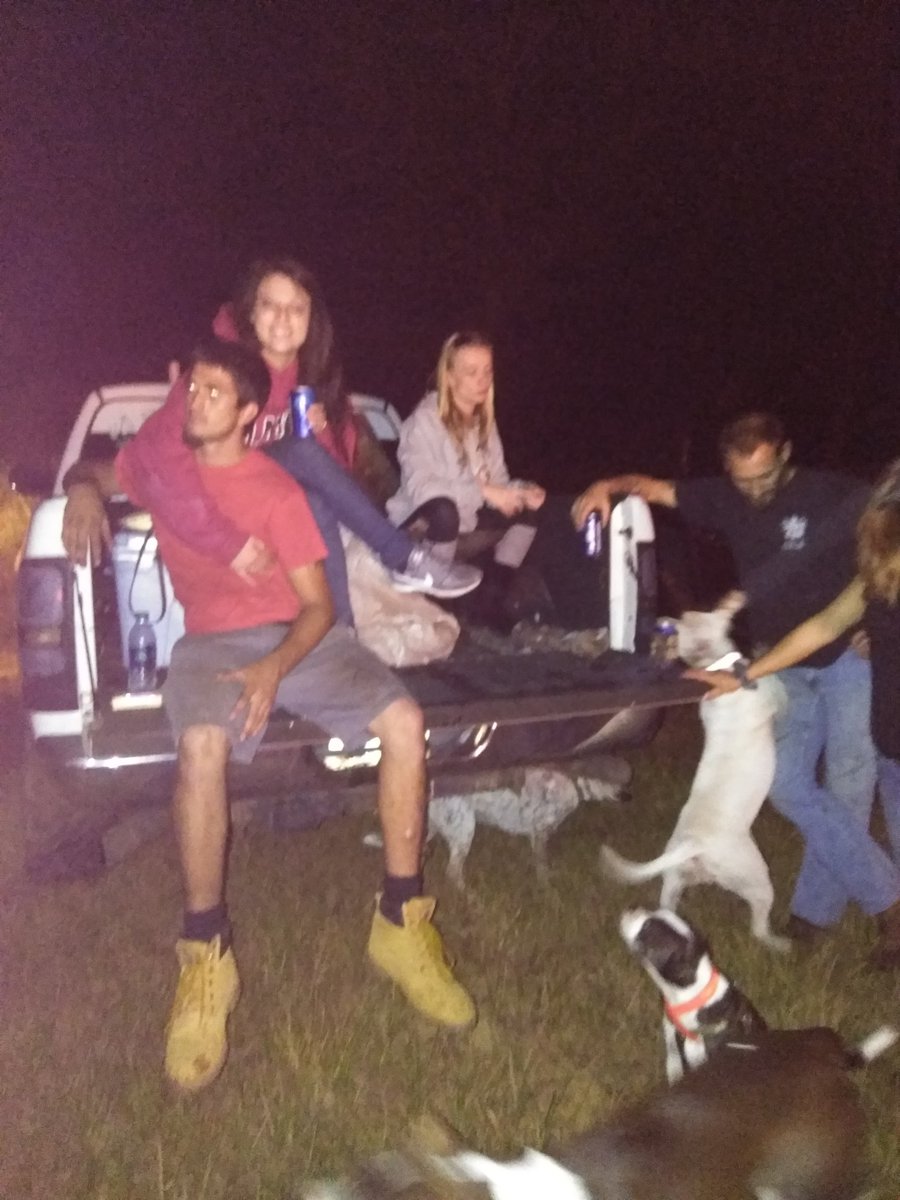 JessicaString20's tweet image. What a great time everyone had at Heather's bday party. Good bon 🔥 and 🍤 boil. 42 looks good on my bff!!!