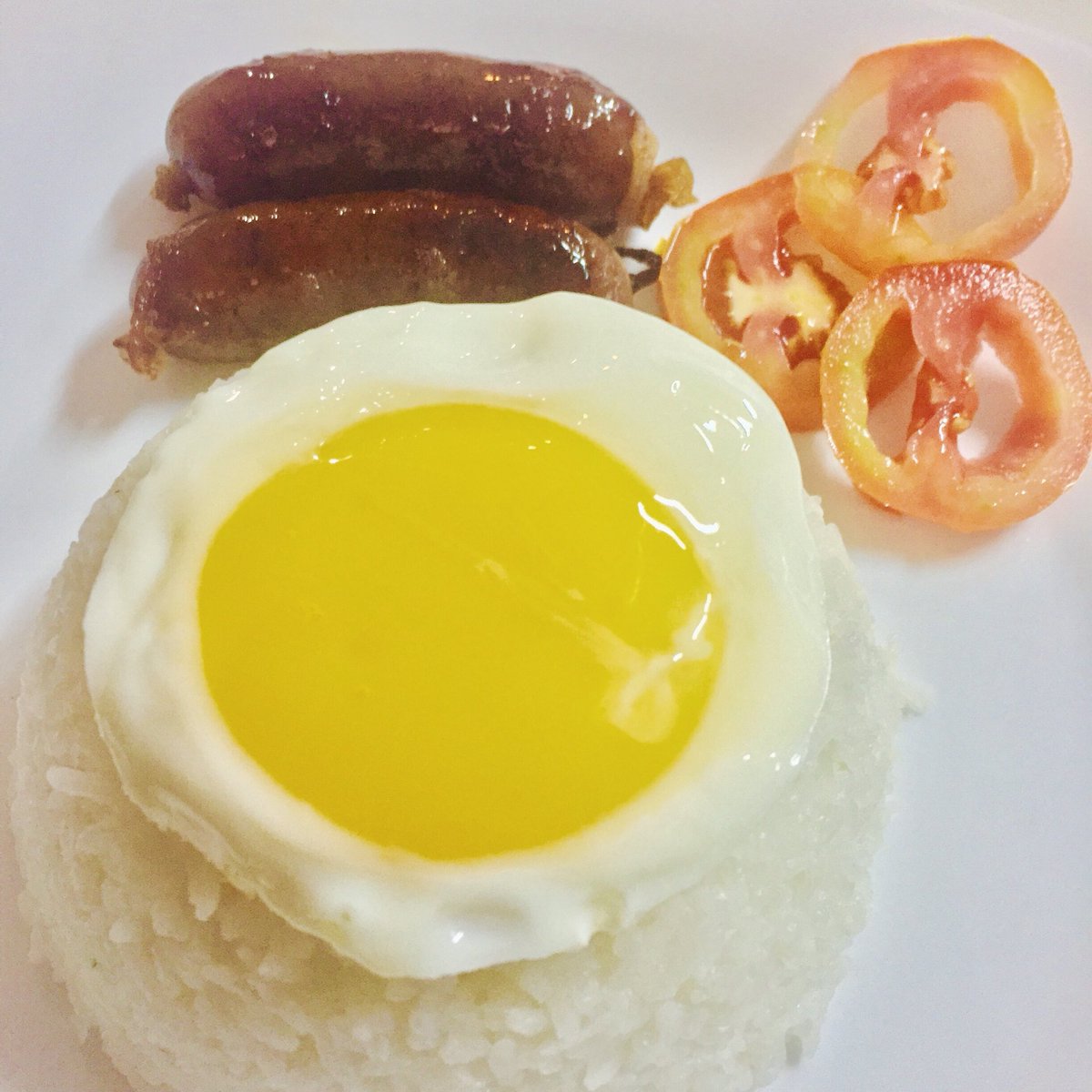 madbatteranddo's tweet photo. Get your quick silog fix today at Streat Commonwealth Food Park 🍴 Available in Sisigsilog, Hotsilog, &amp; Longsilog for only PHP 95! 🖤 https://t.co/fU5MYyEYpN