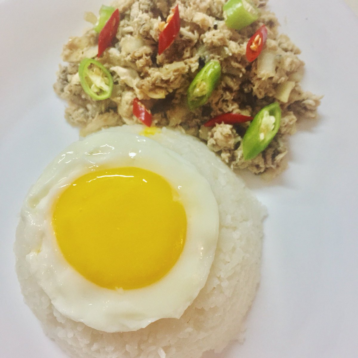 madbatteranddo's tweet photo. Get your quick silog fix today at Streat Commonwealth Food Park 🍴 Available in Sisigsilog, Hotsilog, &amp; Longsilog for only PHP 95! 🖤 https://t.co/fU5MYyEYpN