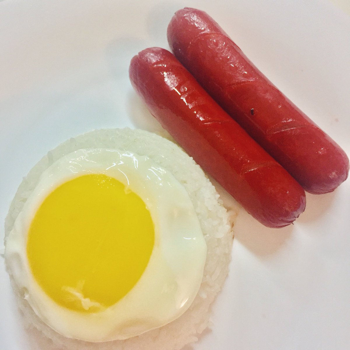 madbatteranddo's tweet photo. Get your quick silog fix today at Streat Commonwealth Food Park 🍴 Available in Sisigsilog, Hotsilog, &amp; Longsilog for only PHP 95! 🖤 https://t.co/fU5MYyEYpN