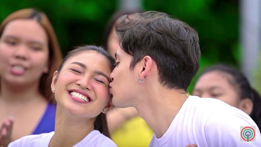 milkteaylor's tweet photo. Ngayong pasko'y pag ibig ang kaylangan ng daigdig.... 🎶🎵

WHEN YOUR IDOLS ARE SO EXTRA 😂💞💞 https://t.co/DcYGD01bDh