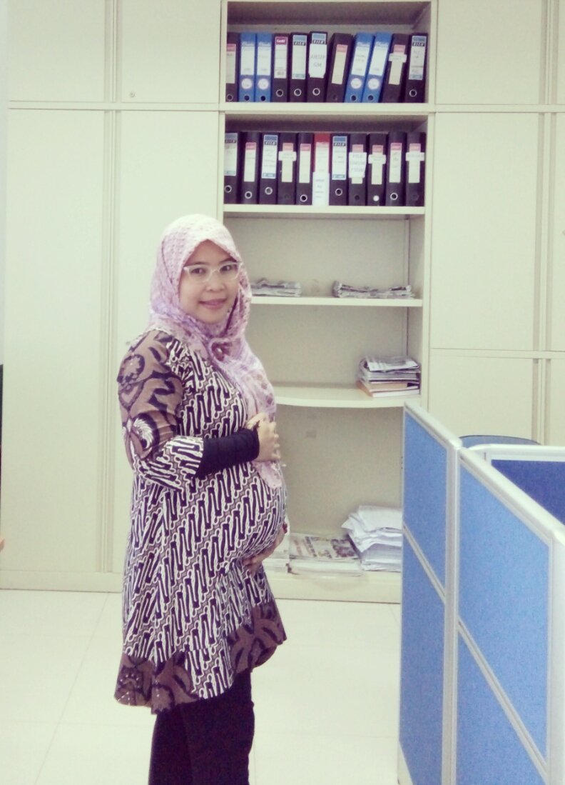 Alhamdulillah
Allah begitu sangat baik dan mendengar doa hambanya
Selalu ada 'kado' terindah yang sama sekali tak diduga dibalik doa-doa yang setiap saat dihaturkan, dzikir yang terucap setiap detik, menit
Sehat sll sayang, kuat sll karena tiap hari berjuang naik ke lantai III..