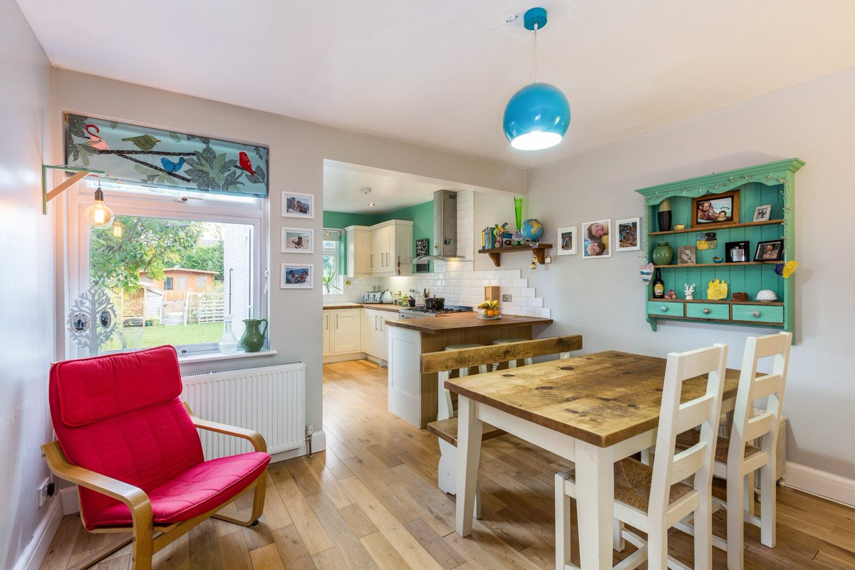 HamptonsMhead's tweet photo. A charming #FamilyHome, #3Bed #character #cottage presented in fine decorative order throughout and situated within the heart of the #RiverArea of #Maidenhead. The #property has the additional benefit of #PlanningPermission under reference numbers: 17/01123/FULL & 17/01124/CPD. https://t.co/ScUGn4y2CX