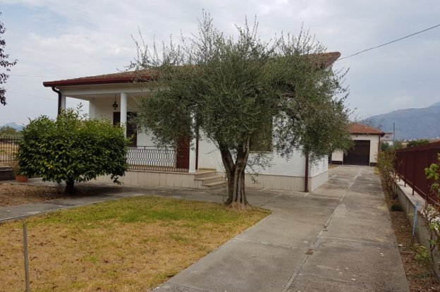ItalyMagazine's tweet photo. In #Roccasecca (Lazio), single family house for sale. Consists of: entrance hall, kitchen, living-dining room, two bedrooms, bathroom, porch and large garage and land. https://t.co/kxyrodgAQb #propertyinItaly https://t.co/r1Q7dMtMlO