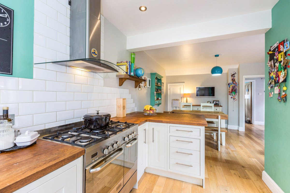 HamptonsMhead's tweet photo. A charming #FamilyHome, #3Bed #character #cottage presented in fine decorative order throughout and situated within the heart of the #RiverArea of #Maidenhead. The #property has the additional benefit of #PlanningPermission under reference numbers: 17/01123/FULL & 17/01124/CPD. https://t.co/ScUGn4y2CX