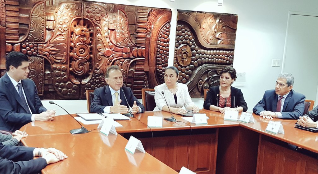 "Día histórico para Veracruz: hoy promulgamos la reforma constitucional que otorga Autonomía Presupuestal a la UV": <a href="/YoconYunes/">Miguel Ángel Yunes</a>.