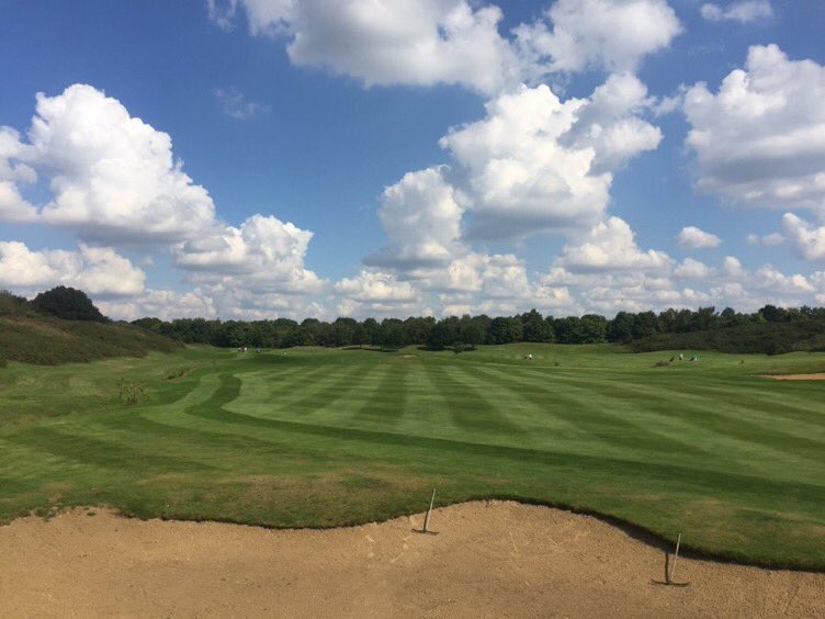 HertsGCC's tweet photo. Ok @CrownGolf our 17th hole, 503yrds a big drive could still need a 200+yrd 2nd over water or lay up & hope for a good third into a two tier green. Once finished sit outside & enjoy the views outside our grade 2 mansion #par5challenge #sunsetchallenge #patiochallenge #dropthemic https://t.co/XZgW8kv42k