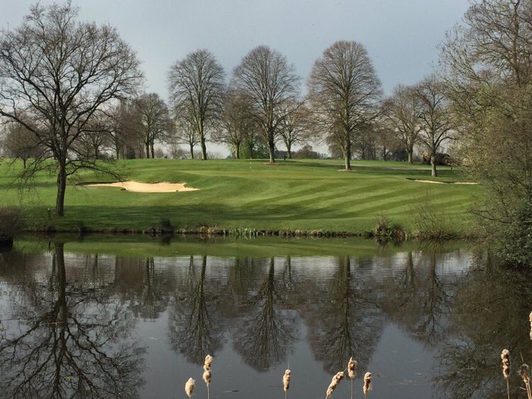 HertsGCC's tweet photo. Ok @CrownGolf our 17th hole, 503yrds a big drive could still need a 200+yrd 2nd over water or lay up & hope for a good third into a two tier green. Once finished sit outside & enjoy the views outside our grade 2 mansion #par5challenge #sunsetchallenge #patiochallenge #dropthemic https://t.co/XZgW8kv42k