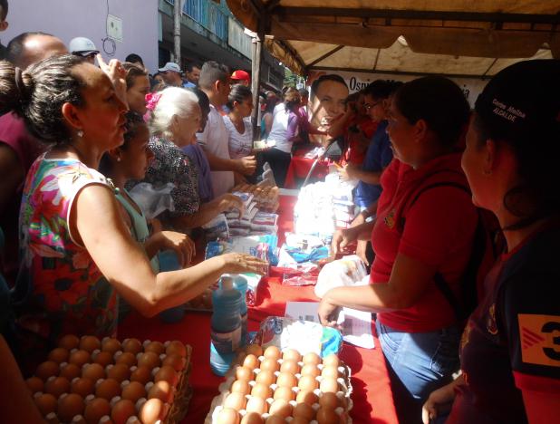 ConElMazoDando's tweet photo. Portuguesa: Mercal benefició con 94 mil toneladas de alimentos a 6 mil 300 familias https://t.co/tAtYybsnE9 #13Nov https://t.co/43fTZA5a3B