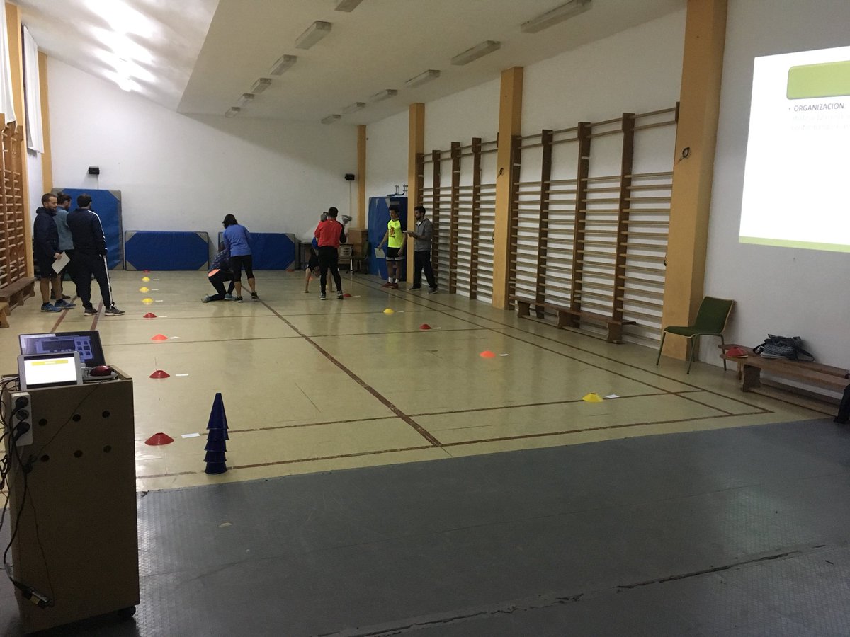 efrafaluque's tweet photo. Está pasando..que aquí hay mucho aprendizaje....y sí!!!se están preparando las #Opos de #edufis con @OBICformacion Hoy en el #iesTrassierra https://t.co/argtsUFRGc