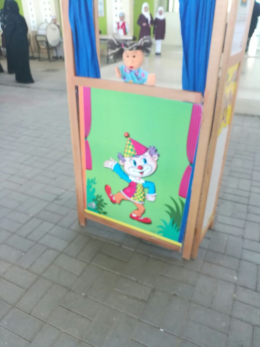 قدم طلاب الصف الرابع من مدرسة طلائع الغد برنامجا اذاعيابعنوان«سلوكي في قيمه» تحت اشراف الاخصائية الاجتماعية شريفة العيسائي حيث قدم الطلاب كل قيمه بمشهد تمثيلي صامت ووظفت الاخصائية مسرح العرائس في البرنامج وتم تكريم الطلاب المشاركين في البرنامج