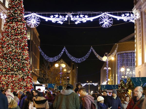 TIOTGuildford's tweet photo. These are the best #Christmas markets happening in Surrey this year https://t.co/xG6ei5gnoo  🌲🌲 https://t.co/komsICncWw