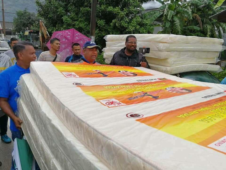 AkimZone's tweet photo. KP1M @azeezputera  turun bantu P.Pinang pun Exco kerajaan DAP pertikai.Ini orang berbudi depa tibai kita balik #BanjirPenang https://t.co/yBk0D1PgaC