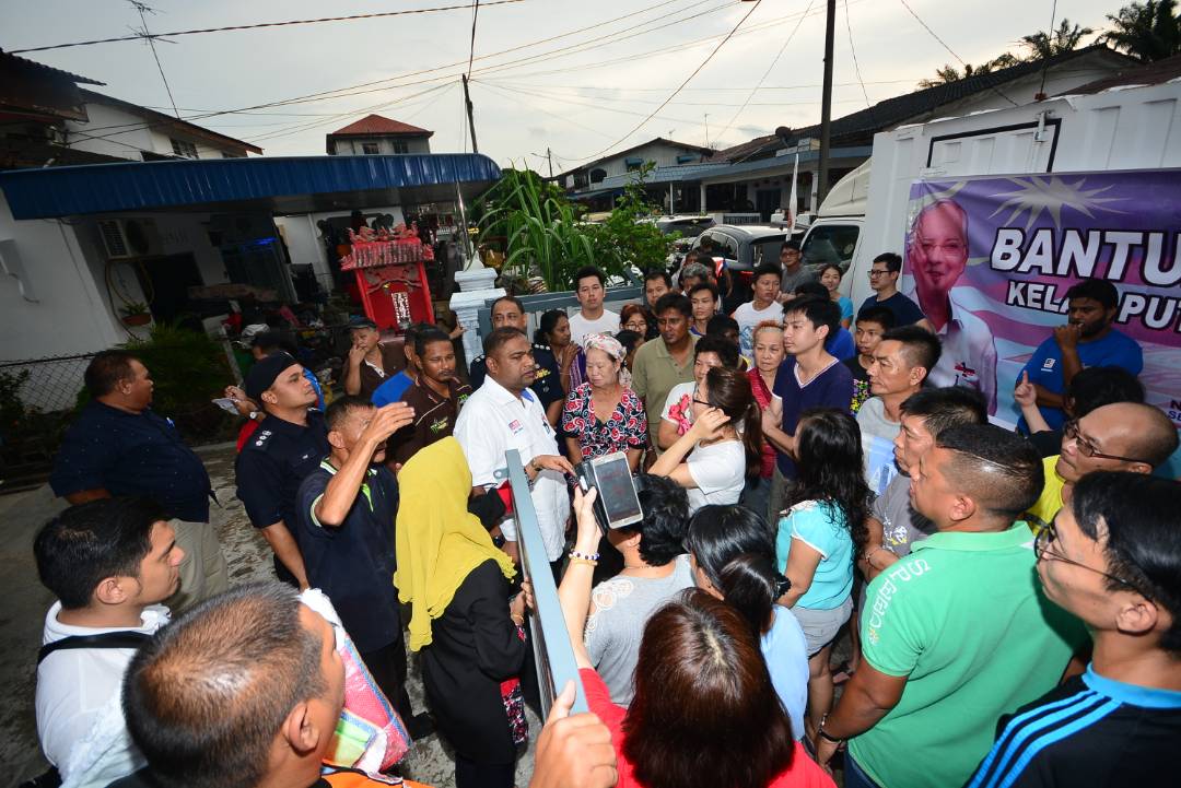 AkimZone's tweet photo. KP1M @azeezputera  turun bantu P.Pinang pun Exco kerajaan DAP pertikai.Ini orang berbudi depa tibai kita balik #BanjirPenang https://t.co/yBk0D1PgaC