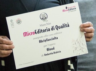 abrigliasciolta's tweet photo. c'è di nuovo che abbiamo un
#MARCHIOMicroEditoriadiQualità2017 tra le mani!
#ALOUD colpisce ancora! https://t.co/Hc81QjmBfA