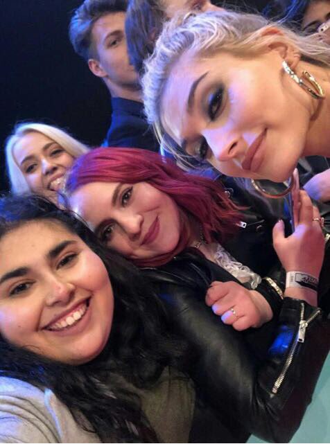 portalhaileybr's tweet photo. Hailey Baldwin com fãs no #EMAMTV em Londres, UK - 12 de Novembro. https://t.co/ZcohUsTXqR