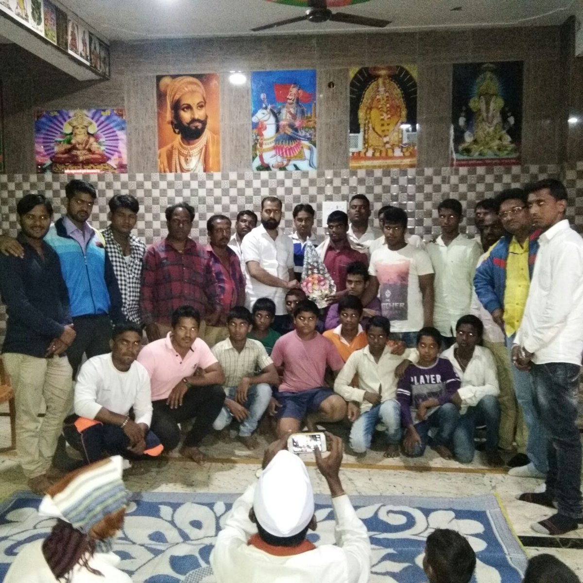 agari_yuva's tweet photo. नुकत्याच पार पडलेल्या शालेय राज्यस्तरीय कुस्ती स्पर्धेत आगरी युवा "कु.विशाल गोरख भगत" यांनी 55 वजनी गटात कांस्यपदक (तिसरा क्रमांक) पटकावला, मार्गदर्शक विश्वनाथ भगत, व कुस्ती पट्टू यांना प्रोत्साहन म्हणून आगरी युवा प्रतिष्ठान(फाउंडेशन)चा सत्कार समारंभ उत्साहात साजरा. https://t.co/4z7eKgUd1v