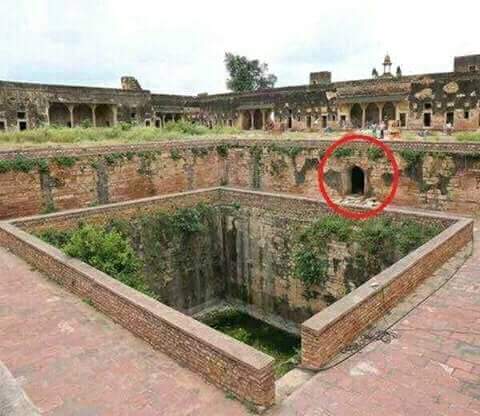 IKavitasingh's tweet photo. महारानी मां पद्मावती को काल्पनिक कहने वाले कोठे की नाजायज सन्तान है जिन्हें अपने मां बाप का पता नही है!
चित्र में जो दिख रहा है यही वो असंख्य नमन करने वाला स्थल है जिसमें महारानी मां पद्मावती ने म्लेच्छ आक्रान्ताओं से अपनी रक्षा करने के लिए धधकती ज्वाला के कुंड में छलांग लगाई थी! https://t.co/NHhwbXF48q