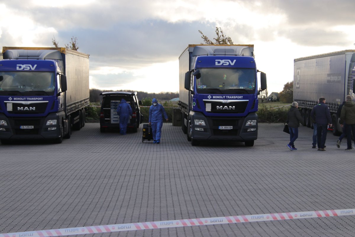 pressefotosdk's tweet photo. Død mand fundet i lastbiltrailer på transportcenter i Nørre Alslev. Trailer og lastbil er nu bugseret til indendørs hal for nærmere undersøgelser.
#dødmand #dødfunden #lastbil #nørrealslev #transportcenter #politidk https://t.co/XQE28ivdM7