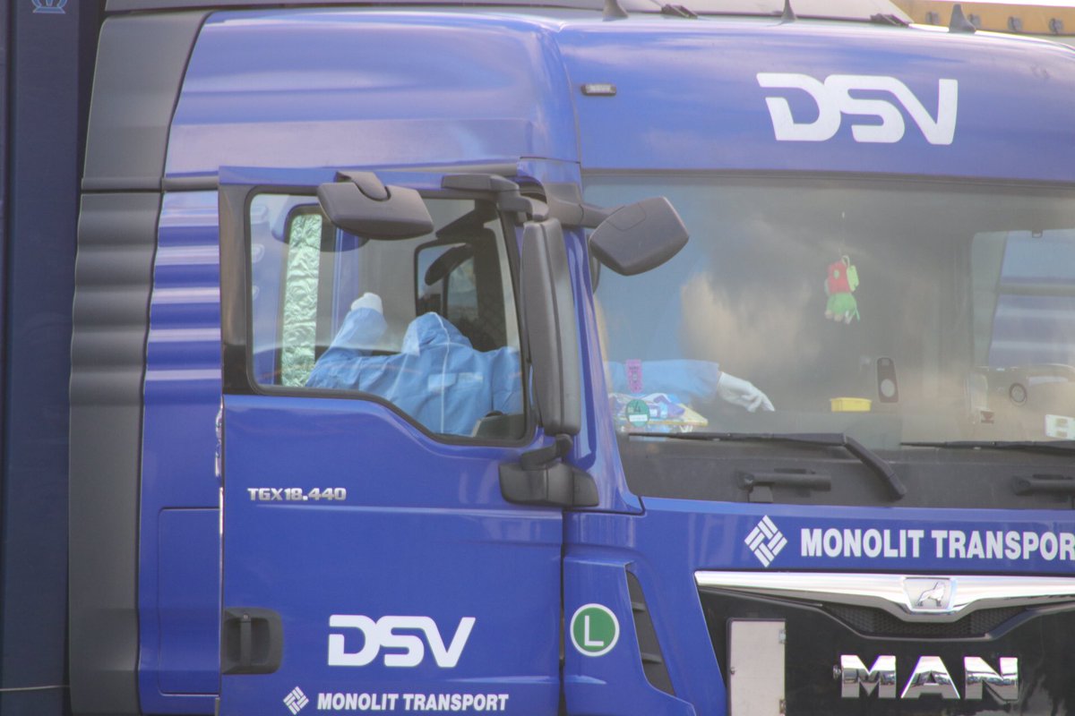 pressefotosdk's tweet photo. Død mand fundet i lastbiltrailer på transportcenter i Nørre Alslev. Trailer og lastbil er nu bugseret til indendørs hal for nærmere undersøgelser.
#dødmand #dødfunden #lastbil #nørrealslev #transportcenter #politidk https://t.co/XQE28ivdM7