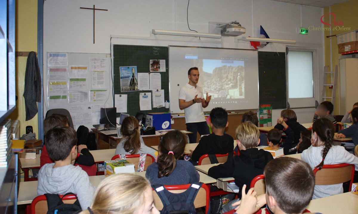 SOSCdOrient's tweet photo. 🇸🇾 🇫🇷 En France, dans une classe de primaire, un volontaire #SOSCDO témoigne de son expérience en #Syrie #ChretiensdOrient @SOSCdOrient #SOSChretiensdOrient https://t.co/jA0SvcEN7b