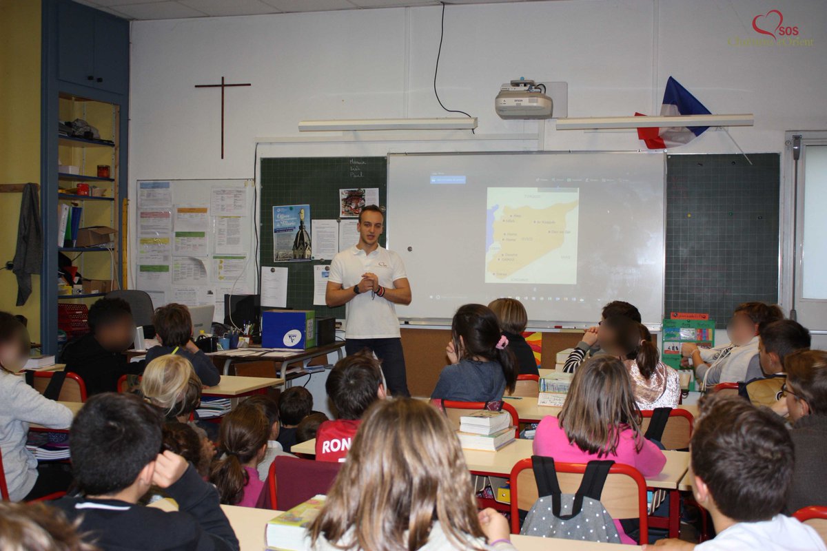 SOSCdOrient's tweet photo. 🇸🇾 🇫🇷 En France, dans une classe de primaire, un volontaire #SOSCDO témoigne de son expérience en #Syrie #ChretiensdOrient @SOSCdOrient #SOSChretiensdOrient https://t.co/jA0SvcEN7b