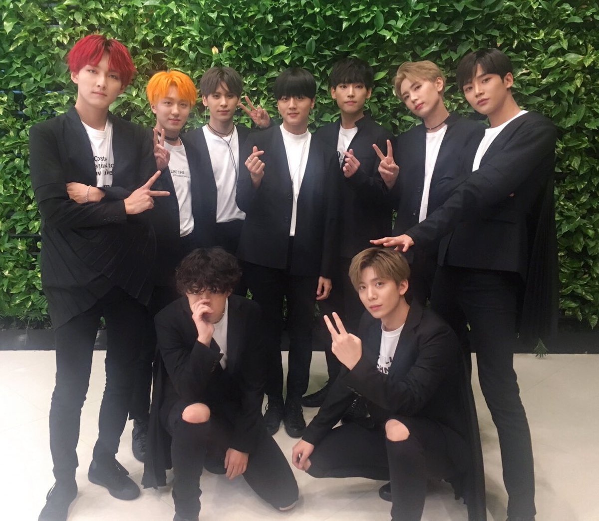SF9_FANCLUB's tweet photo. [📸] 오늘도 완벽한 비주얼의 아홉남자 👏

이른 시간부터 늦은시간까지 응원해주신 FANTASY🌌 고마워요🖤

#SF9 #에스에프나인 #오솔레미오 #OSoleMio ☀ https://t.co/NvacFZ9HlI